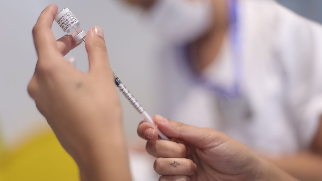 Una sanitaria recarga una vacuna contra la Covid