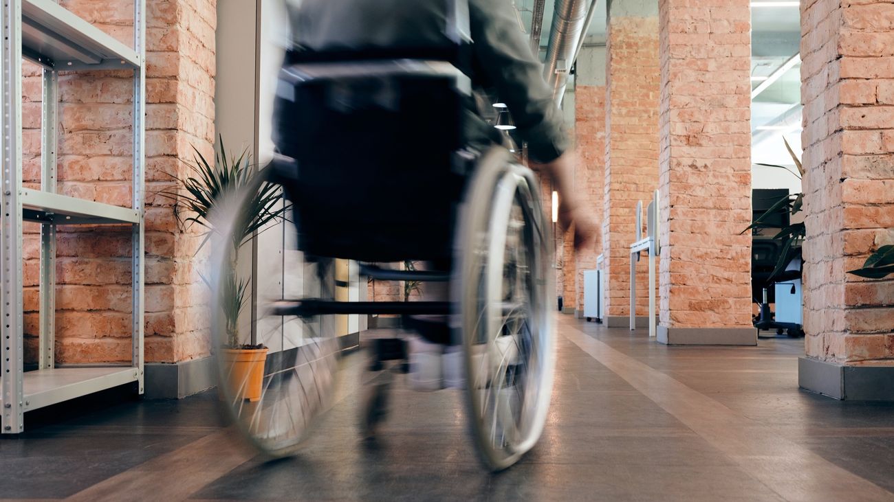 Una persona en silla de ruedas
