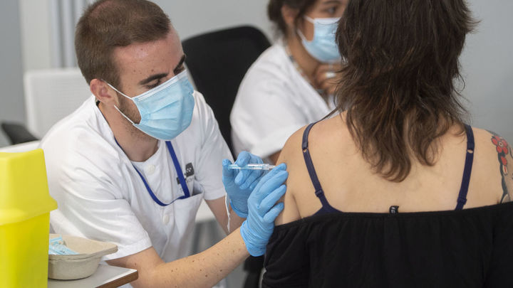 Madrid avisa que el 70% de población vacunada "no es suficiente" para controlar la variante Delta
