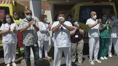 Compañeros del enfermero agredido en el metro de Madrid se concentran en el 12 de Octubre
