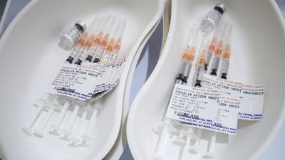 El doble pinchazo que se espera para muchos madrileños: contra la gripe y la tercera dosis contra la Covid