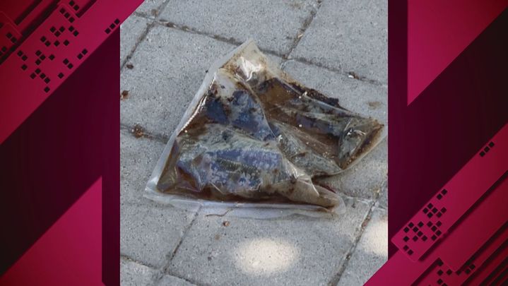 Bolsa con excrementos que supuestamente lanzan desde el edificio / Redacción