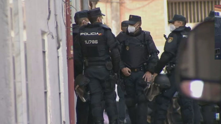 Agentes participantes en la operación de desalojo de los narcopisos de la calle José Garrido / TELEMADRID