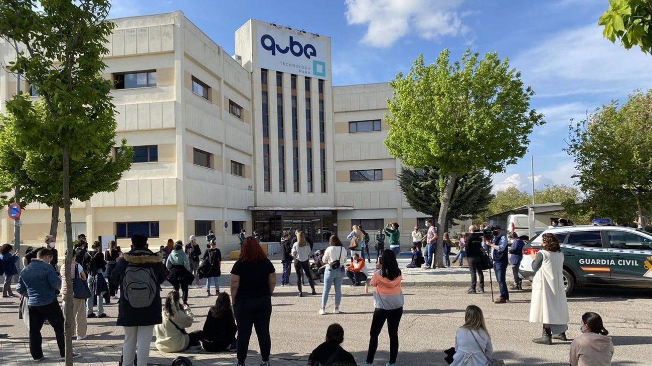 Concentración frente al edificio que alberga la empresa Vivotecnia, en Tres Cantos