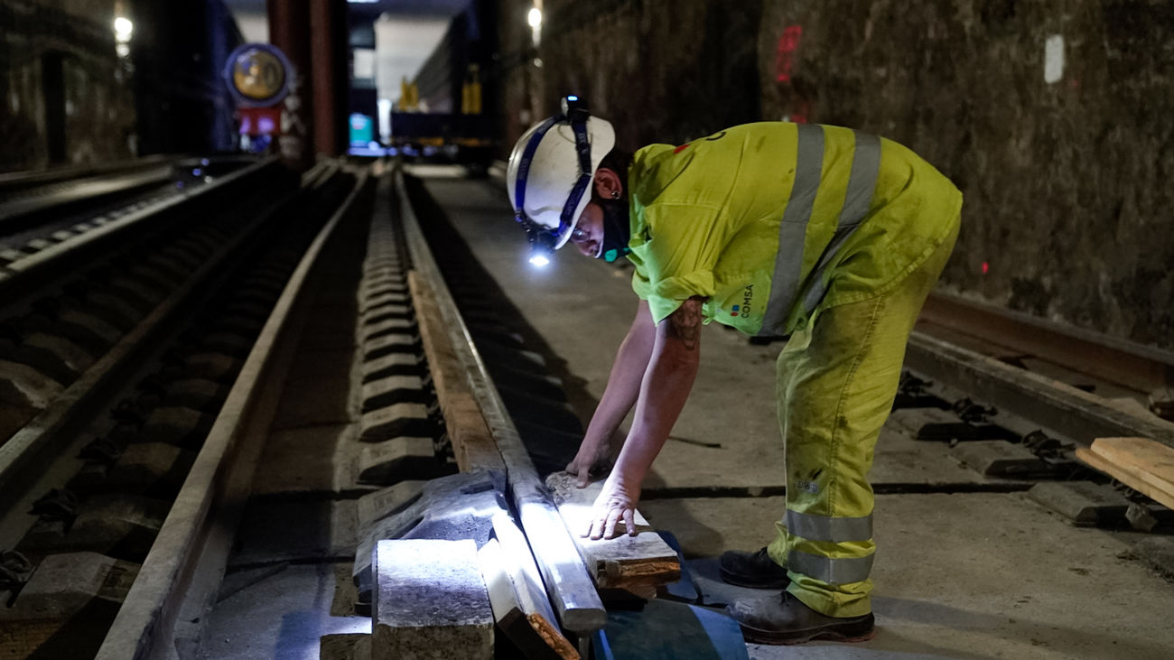 Un trabajador, durante las obras de renovación del túnel de Getafe, en la línea C4 de Cercanías Madrid