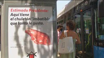 Ganaderos de Madrid entregan un chuletón a Sánchez en defensa de su producto