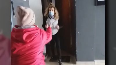 Gritos, insultos y bragas en las puertas: el infierno vecinal que denuncia una mujer de Vallecas