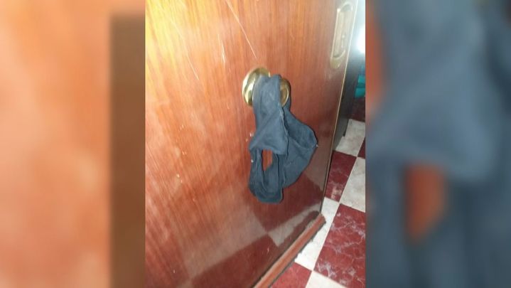 Imagen de las bragas que según Senayda colgó su vecina en la puerta de las vecinas de arriba para inculparla / REDACCIÓN