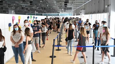 Madrid abre la vacunación sin cita previa y en horario nocturno en el Zendal y en el Wizink