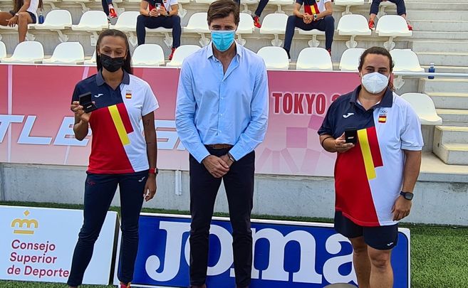 Ana Peleteiro, a la izquierda, junto al presidente de la RFEA / RFEA