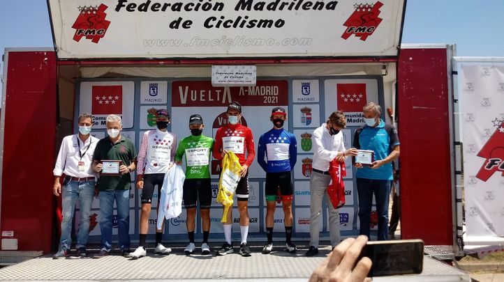 Podio final con los laureados de la segunda etapa con el líder en el centro / @FMCICLISMO