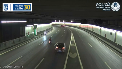 Kamikaze en la M-30: detenido un motorista por circular 14 kilómetros en sentido contrario