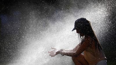 El calor se ceba con Madrid, que vuelve a balizar sus grandes parques