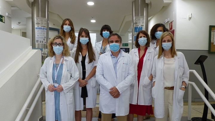 Javier Quintero con los miembros del Servicio de Psiquiatría del Hospital Infanta Leonor / TELEMADRID