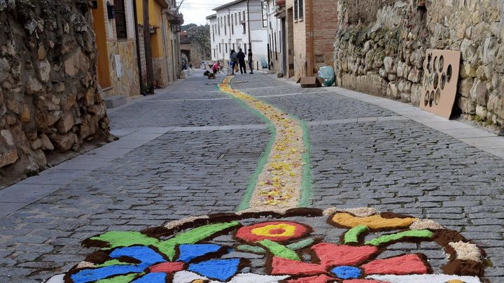 Calle de Torrelaguna con una de las alfombras realizadas por los vecinos / AYTO TORRELAGUNA