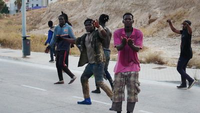 Al menos  300 subsaharianos consiguen entrar en Melilla saltando la valla