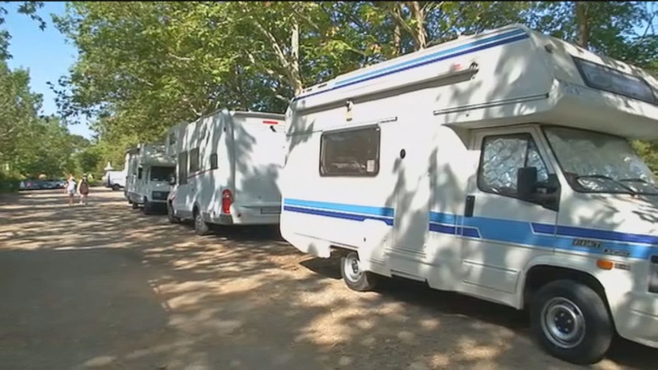 Denuncian un camping ilegal de caravanas en la Casa de Campo