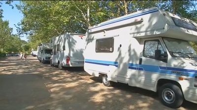 Denuncian un camping ilegal de caravanas en la Casa de Campo