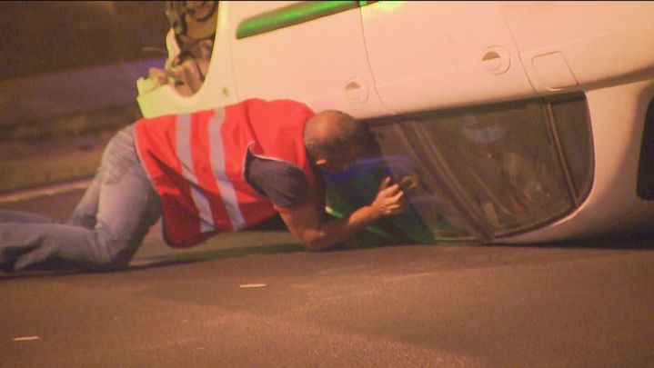Un conductor intenta socorrer a los ocupantes del vehículo siniestrado en el simulacro / REDACCIÓN