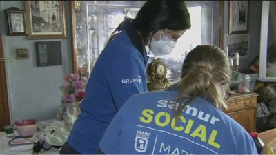 Piden ayuda para un anciano con síndrome de Diógenes muy querido por sus vecinos de Vicálvaro