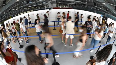 Madrid garantiza la dosis para los citados en el Zendal y hará un reajuste a otros puntos en nuevas citas