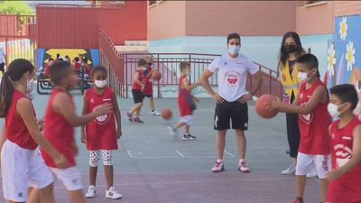 Niños madrileños en riesgo de exclusión disfrutan de un campamento de baloncesto en Vallecas