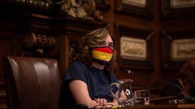 Colau pone el retrato del rey en el Ayuntamiento de Barcelona, llevando una mascarilla con la bandera republicana