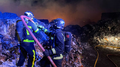 Controlado en Alcorcón el incendio en una empresa de reciclaje de papel y cartón
