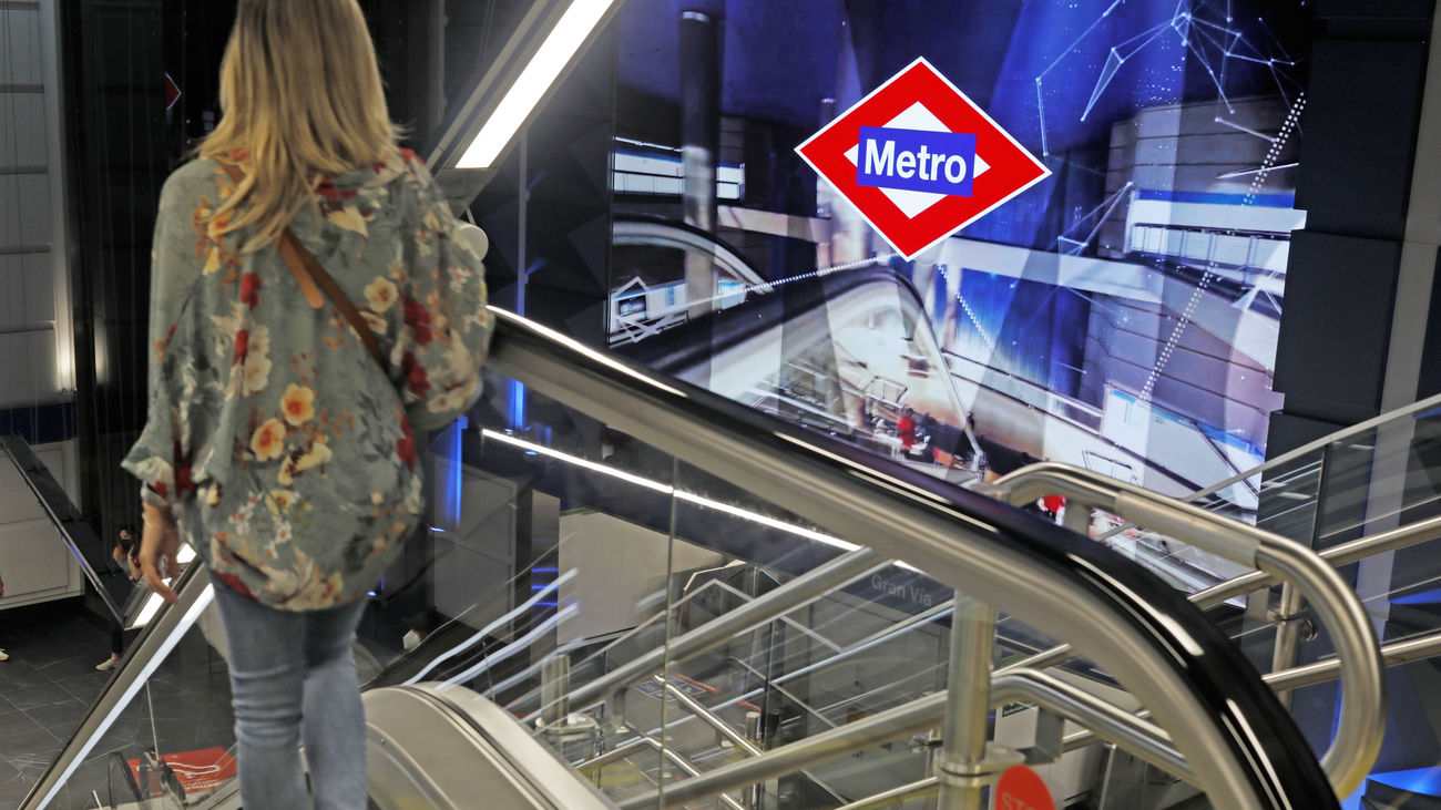 Una mujer en el metro de Gran Vía