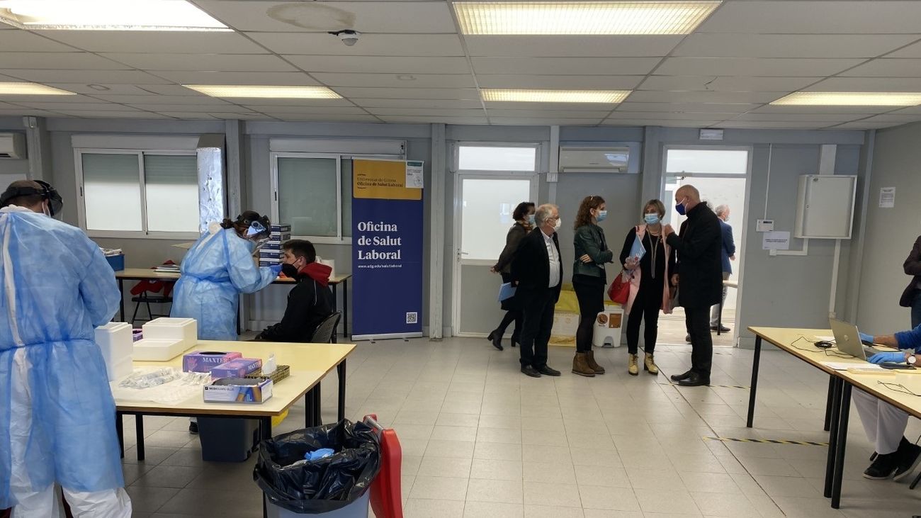 Cataluña se plantea cancelar las vacaciones del personal sanitario por el repunte de casos