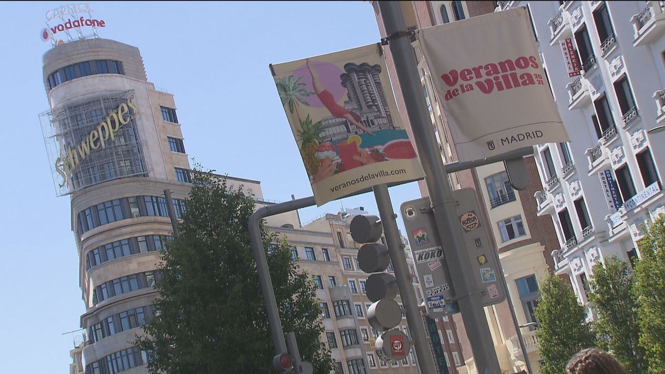 Lara Lars, la artista detrás de los carteles de los Veranos de la Villa