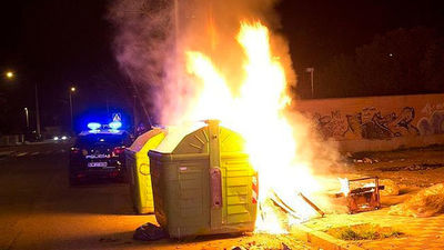 Detenido un hombre de 49 años por incendiar contenedores y coches en Alcobendas y 'Sanse'