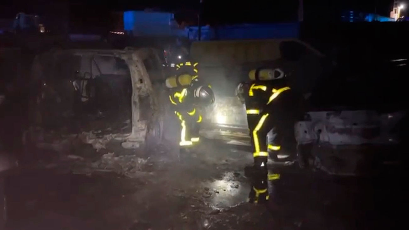Extinguen un incendio declarado en un depósito de vehículos en Valdemorillo