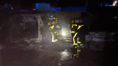 Extinguen un incendio declarado en un depósito de vehículos en Valdemorillo