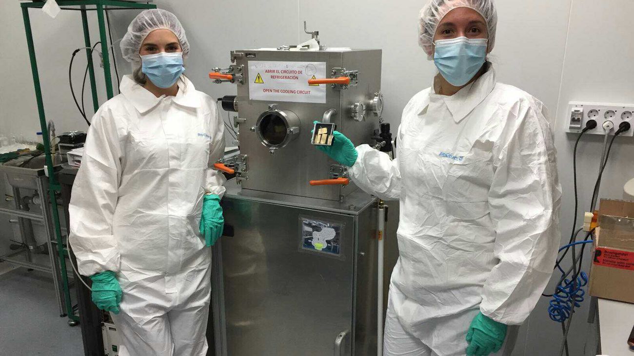 Dos investigadoras de la empresa mostoleña B5TEC