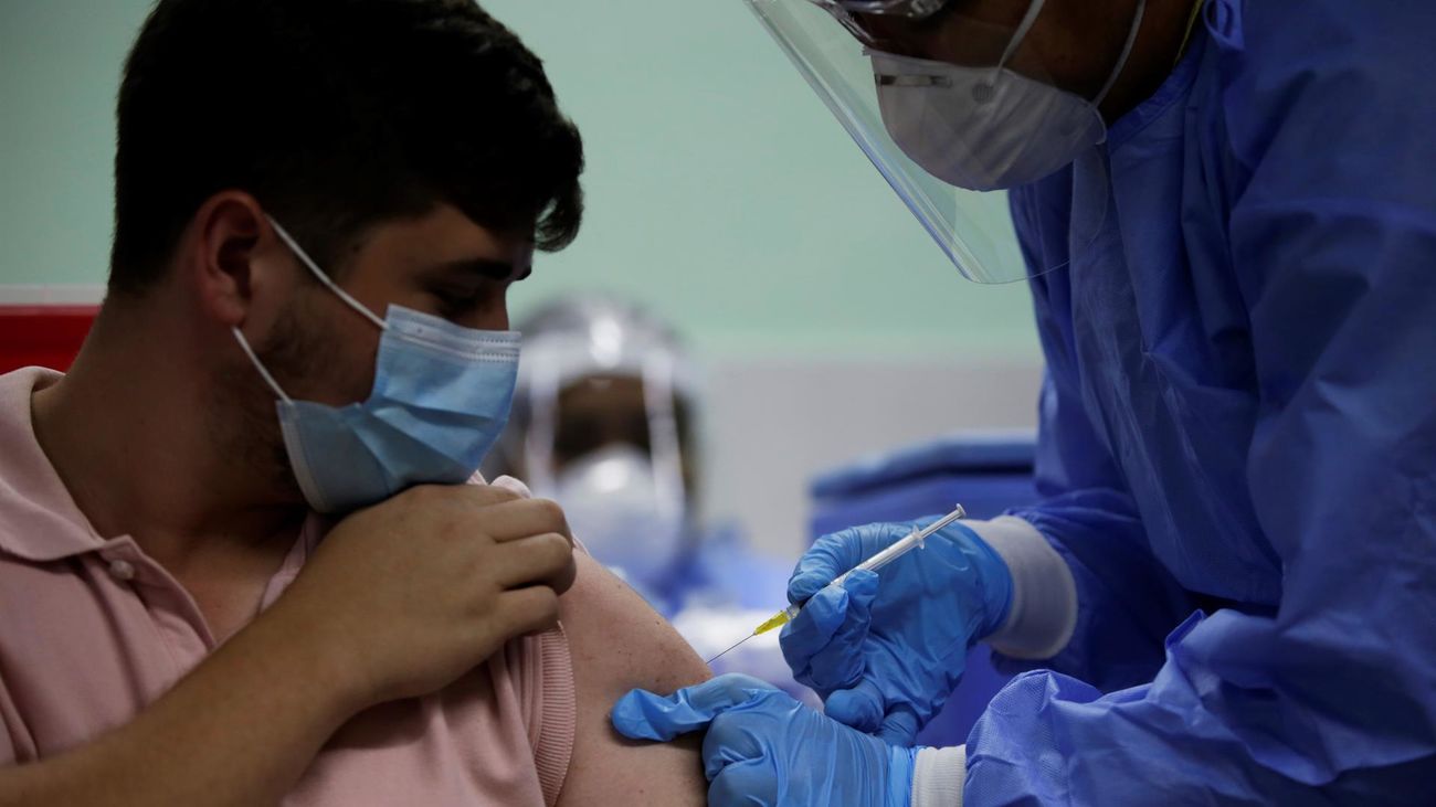 Un joven se vacuna contra el coronavirus