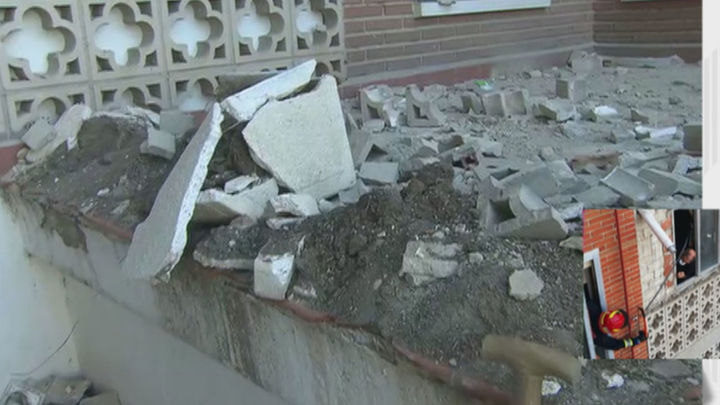 Escombros de la celosía desprendida de un edificio de Leganés / TELEMADRID