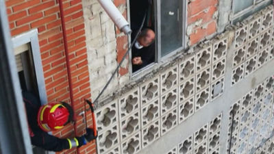 Enorme susto entre unos vecinos de Leganés al caer parte de la celosía de una fachada