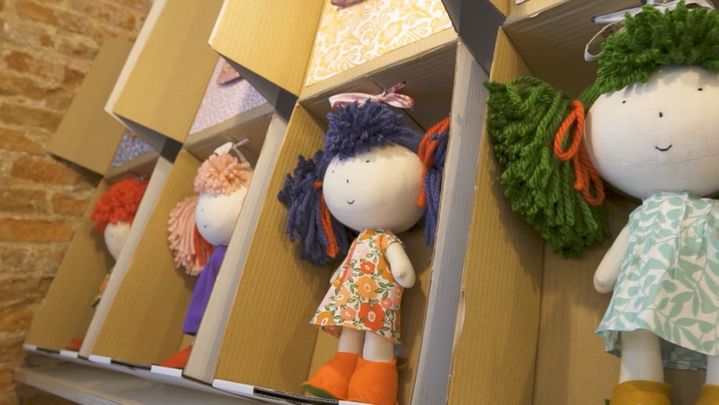 Manuelas, las muñecas diseñadas por Manuela Carmena como parte de su proyecto solidario Zapatelas / A un metro de ti