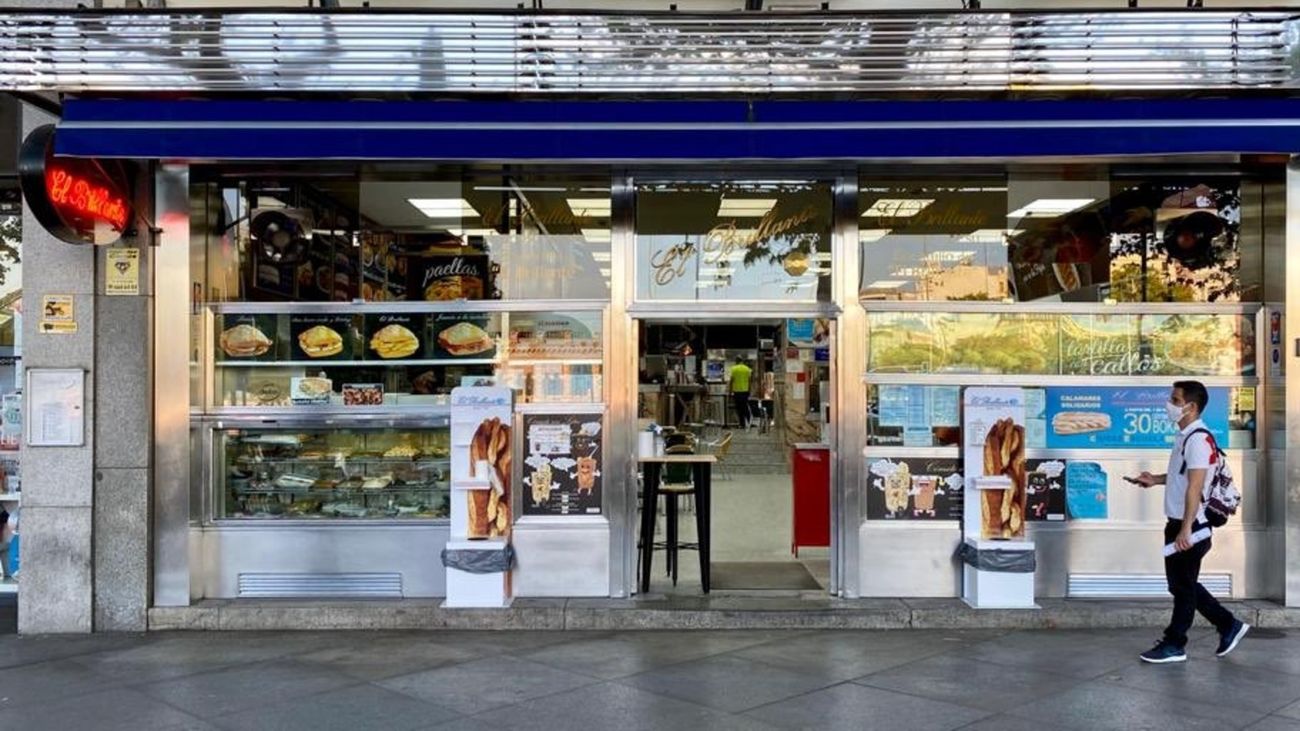 En este bar madrileño contratan solo a camareros mayores de 50 años