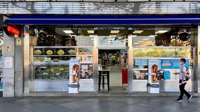 En este bar madrileño contratan solo a camareros mayores de 50 años