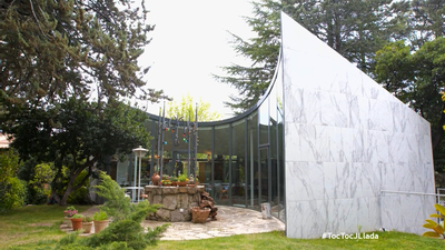 Un chalé de diseño en Alpedrete construído sobre un aljibe