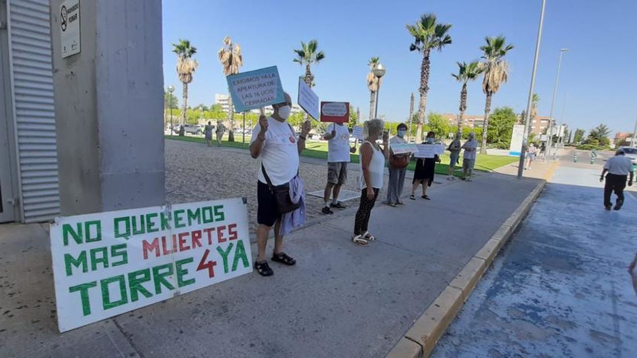 Integrantes de la plataforma por la sanidad pública del norte de Madrid protestan ante el Hospital Infanta Sofía