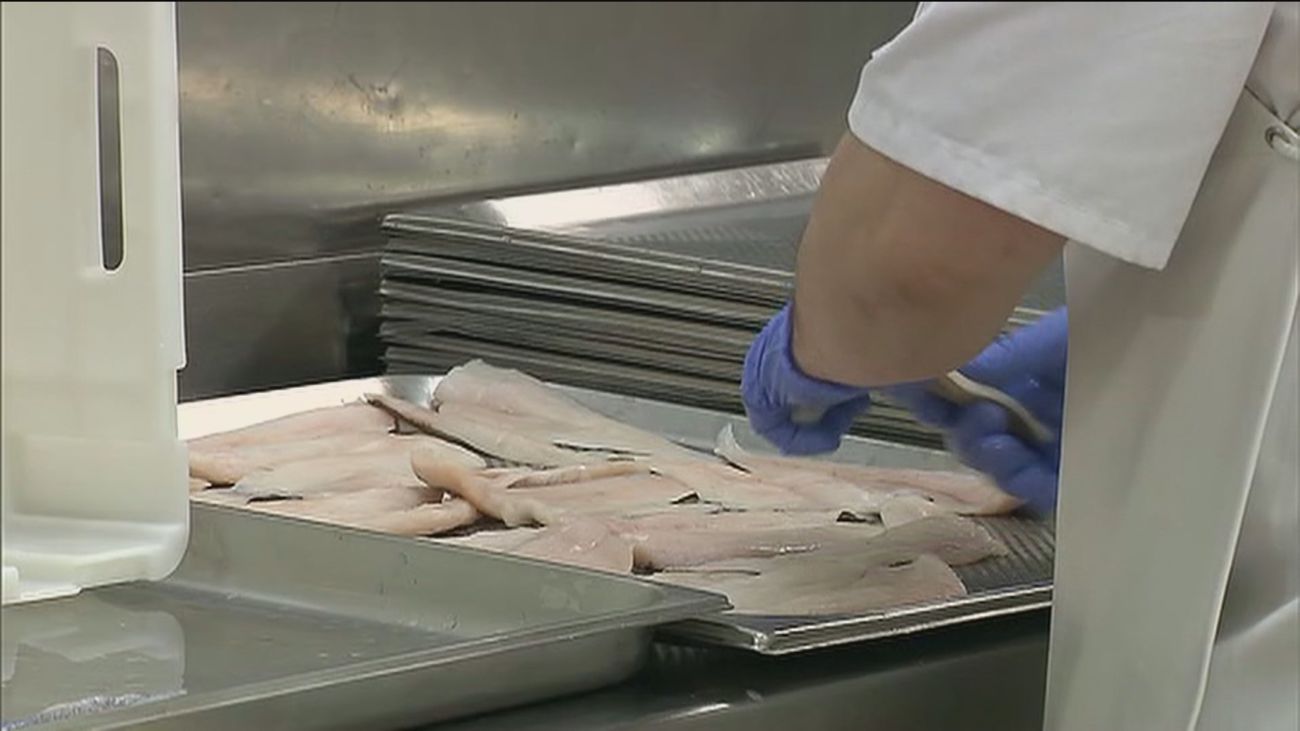 Preparan la comida para las becas comedor