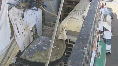 Las palomas y sus excrementos ‘okupan’ la terraza de un piso cerrado de Aranjuez