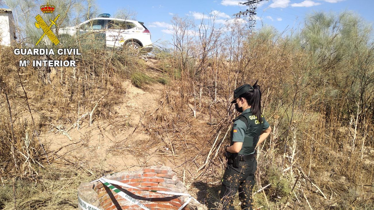 La Guardia Civil y los bomberos  rescatan a un hombre que se lanzó a un pozo para salvar a su perro