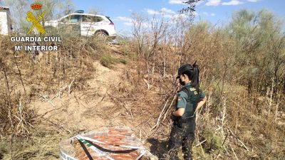 La Guardia Civil y los bomberos  rescatan a un hombre que se lanzó a un pozo para salvar a su perro