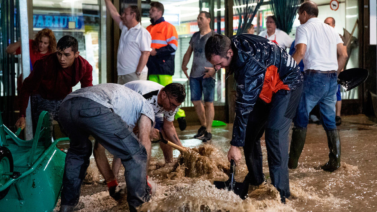 Varias personas trabajando durante las inundaciones que afectaron a las localidades del sur de Madrid en 2019