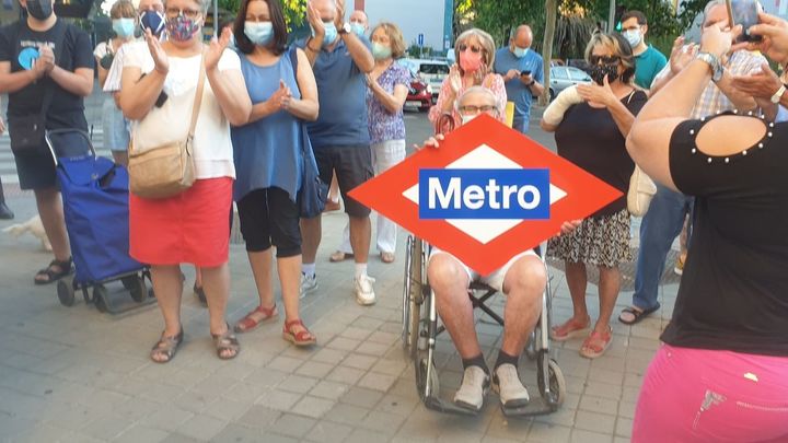 Concentración en Orcasitas para reclamar la llegada del metro / AV GUETARIA