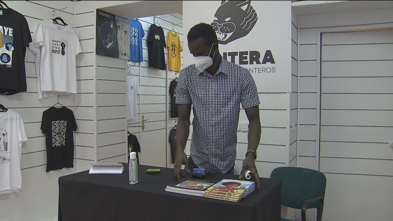 Una tienda de ropa en Lavapiés, alternativa para los manteros